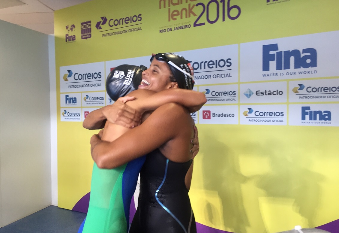 Daiene Dias e Etiene Medeiros celebram o índice olímpico nos 100m borboleta. (Foto: Carol Delmazo/brasil2016.gov.br)